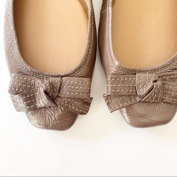 Elie Tahari Taupe Patent Leather Flats Bow Shoes - Picture 3 of 11